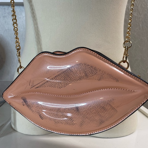 Valentine’s lips purse - Picture 1 of 4